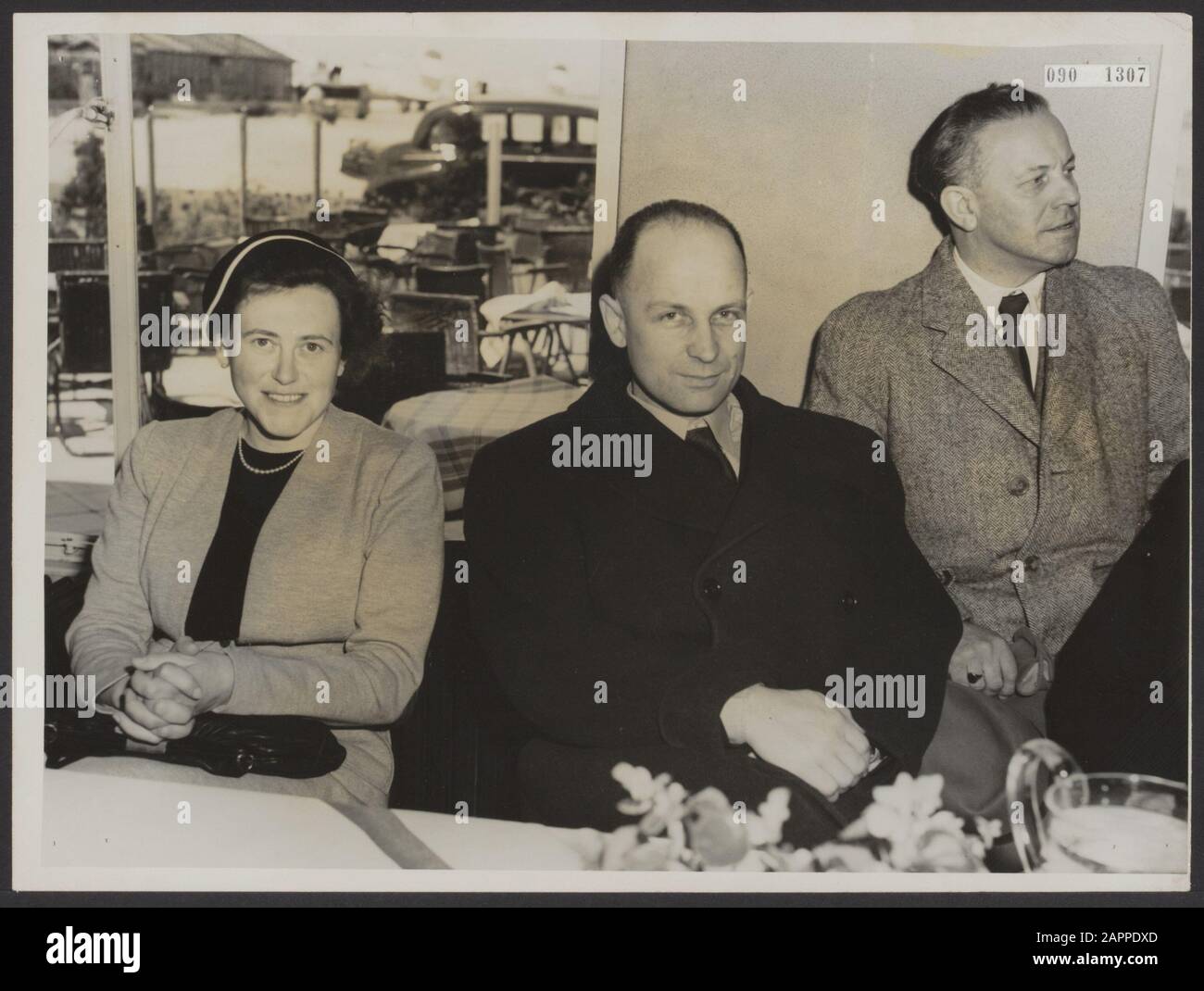 J.A. Louwers, che era stato condannato a 15 anni di lavoro forzato a Praga, improvvisamente rilasciato dopo 16 mesi di giudizio e restituito questo pomeriggio in aereo a Schiphol nel nostro paese Annotazioni: Vedi 904-5610 Data: 10 maggio 1951 luogo: Noord-Holland, Schiphol Parole Chiave: Lavoro, arresti, prigionieri Nome personale: Louwers, A.J. Foto Stock