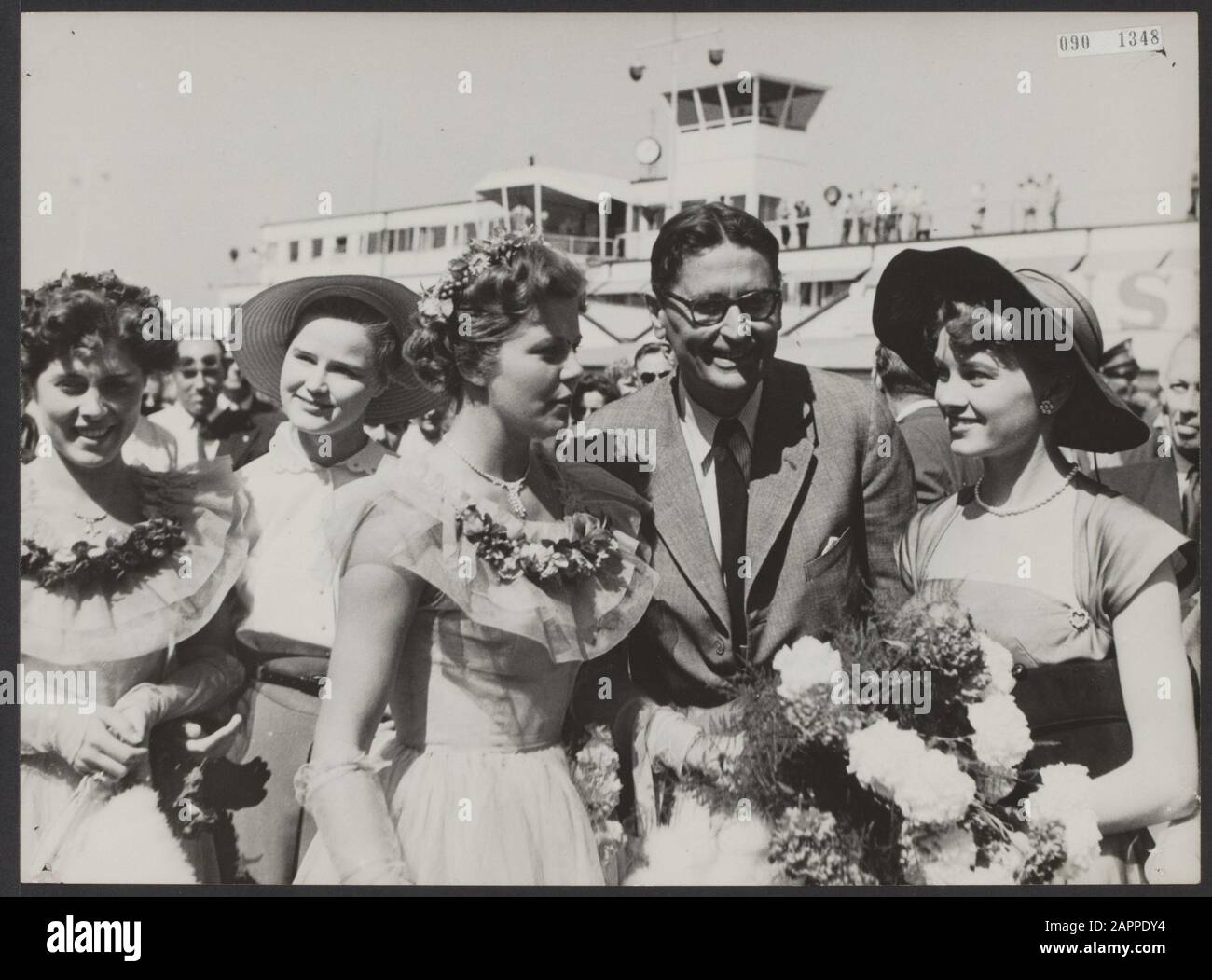 Super costalation/haagse flower queen/Danish beauty queen Data: 12 agosto 1953 Località: Noord-Holland, Schiphol Parole Chiave: Folklore, emissioni, campi d'aviazione Nome personale: Hulstede Mw T, Luden G P Nome dell'istituto: KLM Foto Stock