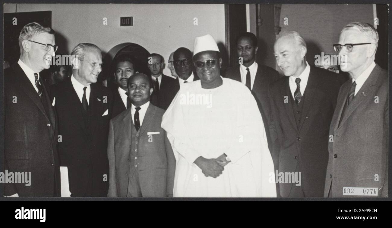 Visite di Stato, ricevute, ministri, Bakker J.A., Block L.D., Diori, Rabemananjara J. Data: 7 ottobre 1968 Località: L'Aia, Niger Parole Chiave: Ministri, ricevute, visite di Stato Nome personale: Bakker J.A., Block L.D., Diori, Koster, H.J. de, Rabemananjara J., Udink, Berend-Jan Foto Stock
