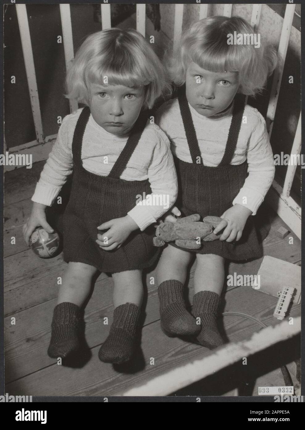 Serie 093-0332, 093-0333 Data: 2 novembre 1955 Località: Bergum Parole Chiave: Siamese, gemelli Nome personale: Vries, Folkje de, Vries, Tjitske de Foto Stock