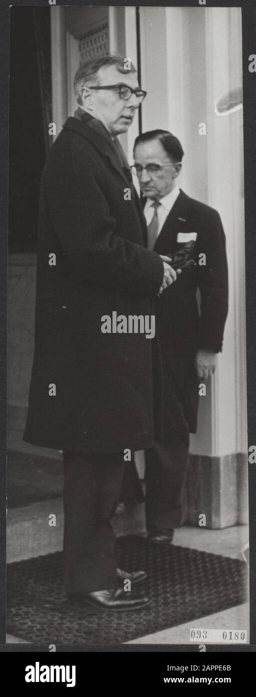 Crisi del gabinetto. Formateur Prof. Zijlstra all'arrivo al Ministero degli Affari generali su Plein 1813 all'Aia Data: 17 novembre 1966 Località: L'Aia, Zuid-Holland Parole Chiave: Formazioni del gabinetto, politici, persona politica: Zijlstra, Jelle Foto Stock