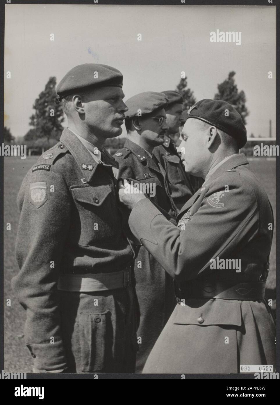 Premi ai membri del distacco ONU in Corea Data: 12 agosto 1952 Località: Noord-Brabant, Roosendaal Parole Chiave: Comandanti, ufficiali militari, premi Nome personale: EEKHOUT W. Foto Stock