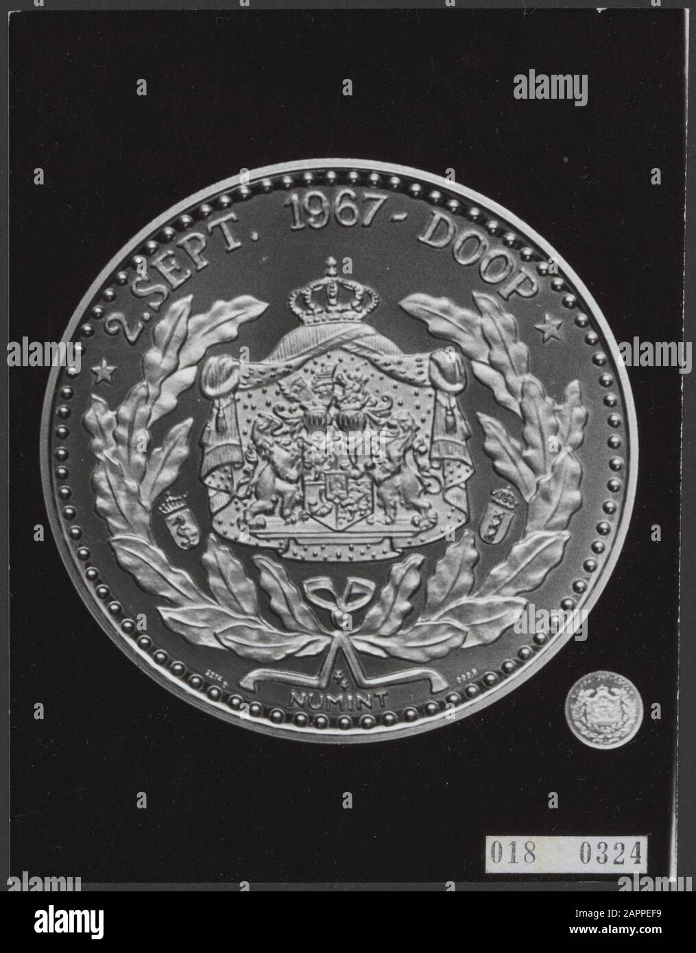 Serie 018-0323 t/m 018-0324 foto della medaglia d'oro che commemora il battesimo Principe Willem-Alexander Data: 24 ottobre 1967 Parole Chiave: Battesimo, casa reale, gettoni, principi Nome personale: Numint Foto Stock