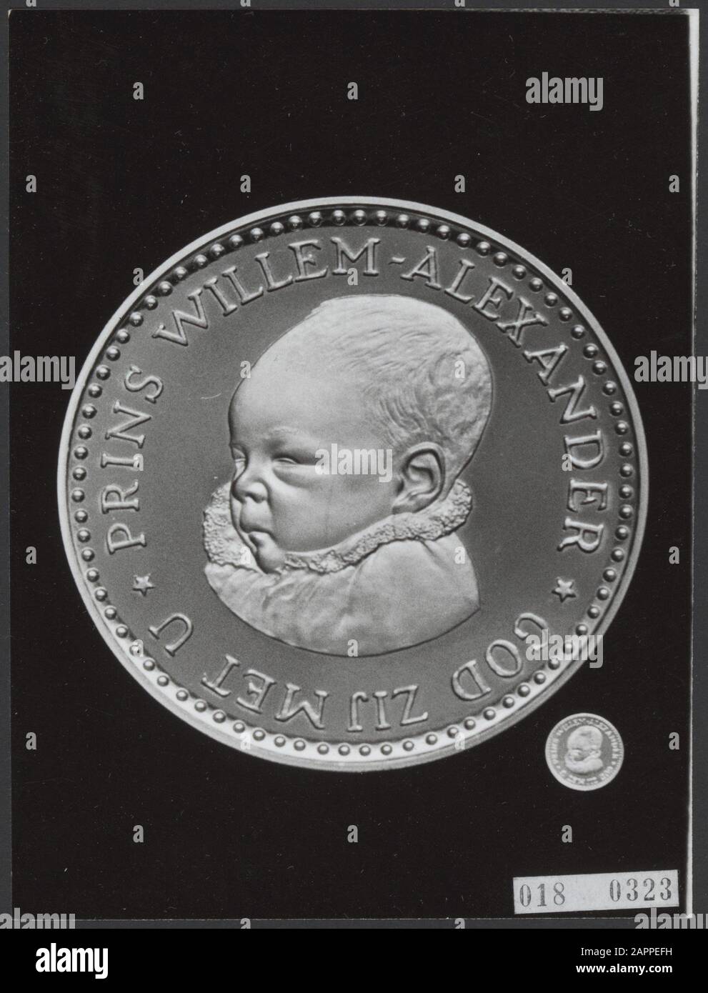Serie 018-0323 t/m 018-0324 foto della medaglia d'oro che commemora il battesimo Principe Willem-Alexander Data: 24 ottobre 1967 Parole Chiave: Battesimo, casa reale, gettoni, principi Nome personale: Numint Foto Stock