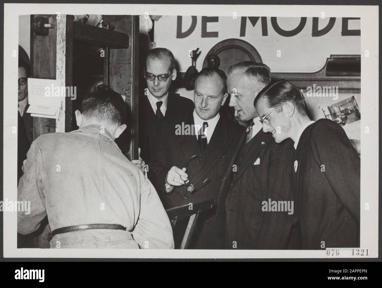 Mostre, aperture, arti grafiche, istruzione, Ailly, Arnold Jan d', Amsterdam Graphic School, Bekenkamp, Red De, Wensink J. Data: 2 Novembre 1950 Località: Amsterdam, North Holland Parole Chiave: Arti grafiche, istruzione, aperture, mostre Nome personale: Ailly, Arnold Jan d', Scuola Grafica di dannse, Bekenkamp, Amlivood De, Wensink J. Foto Stock