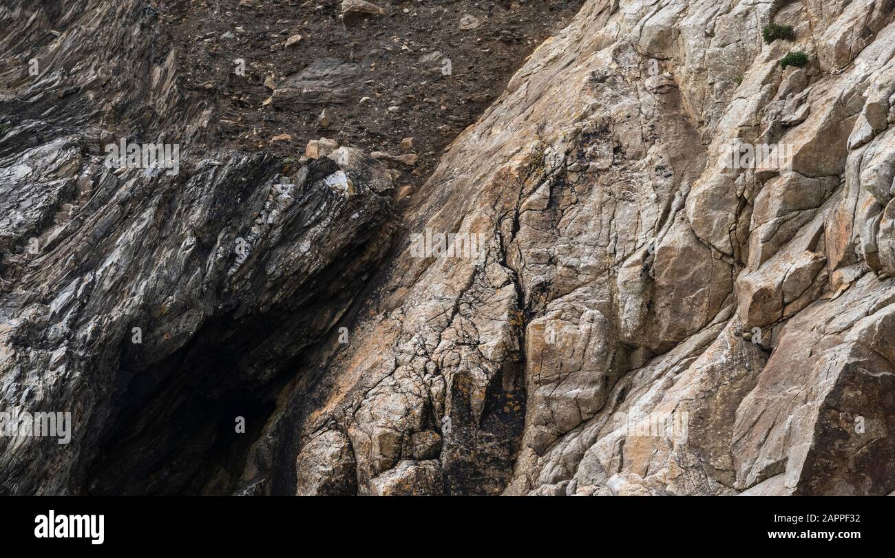 Il contatto tra il Leinster Granite e il contatto metamorfosed scist country rock su White Rock Beach, Killiney, Dublino, Irlanda Foto Stock