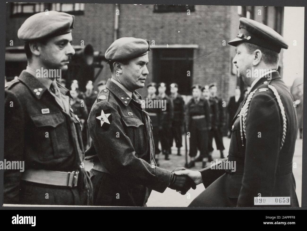 Premio bronzo stella Data: 7 Febbraio 1952 luogo: Gelderland, Wezep Parole Chiave: Decorazioni, ufficiali Nome personale: Bidwell b w, tack g n, vries k a de Foto Stock