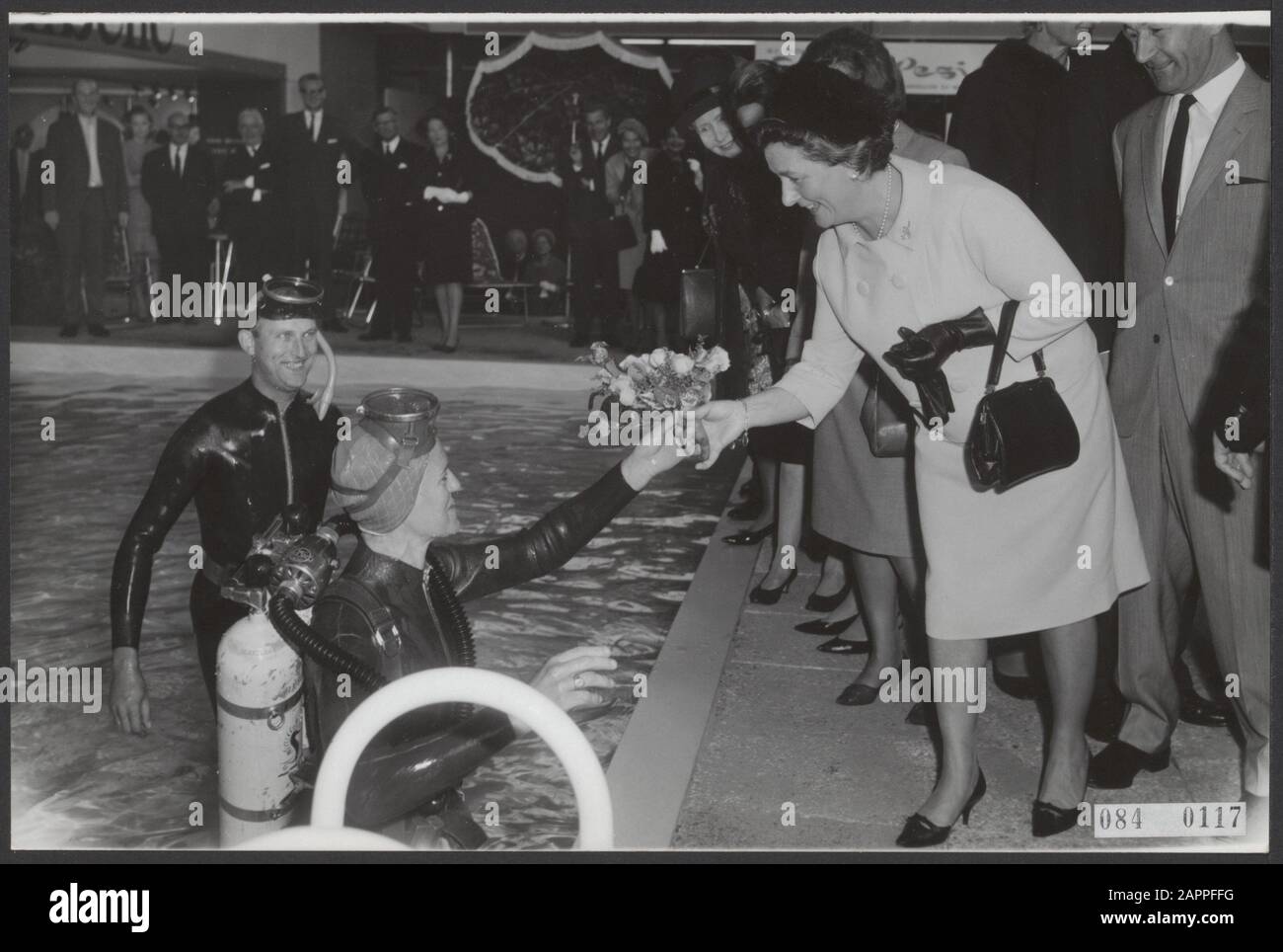 Donne, aperture, fiere, piscine, Idea 64, Marijnen-Schreurs Sig.ra W.G.m. Data: 17 settembre 1964 luogo: Amsterdam, Noord-Holland Parole Chiave: Fiere, aperture, donne, piscine Nome personale: Idea 64, Marijnen-Schreurs Sig.ra W.g.m. Nome dell'istituto: Rai Foto Stock