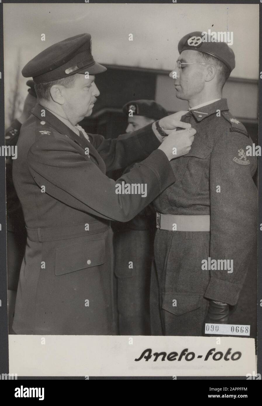 Premio bronzo stella Data: 8 dicembre 1953 luogo: Noord-Brabant, Roosendaal Parole Chiave: Decorazioni, chieriche, militare Nome del personale: Bidwell b w, adldert g c, vrande l g w van der Fotografaf: Unknown/Anefo Foto Stock