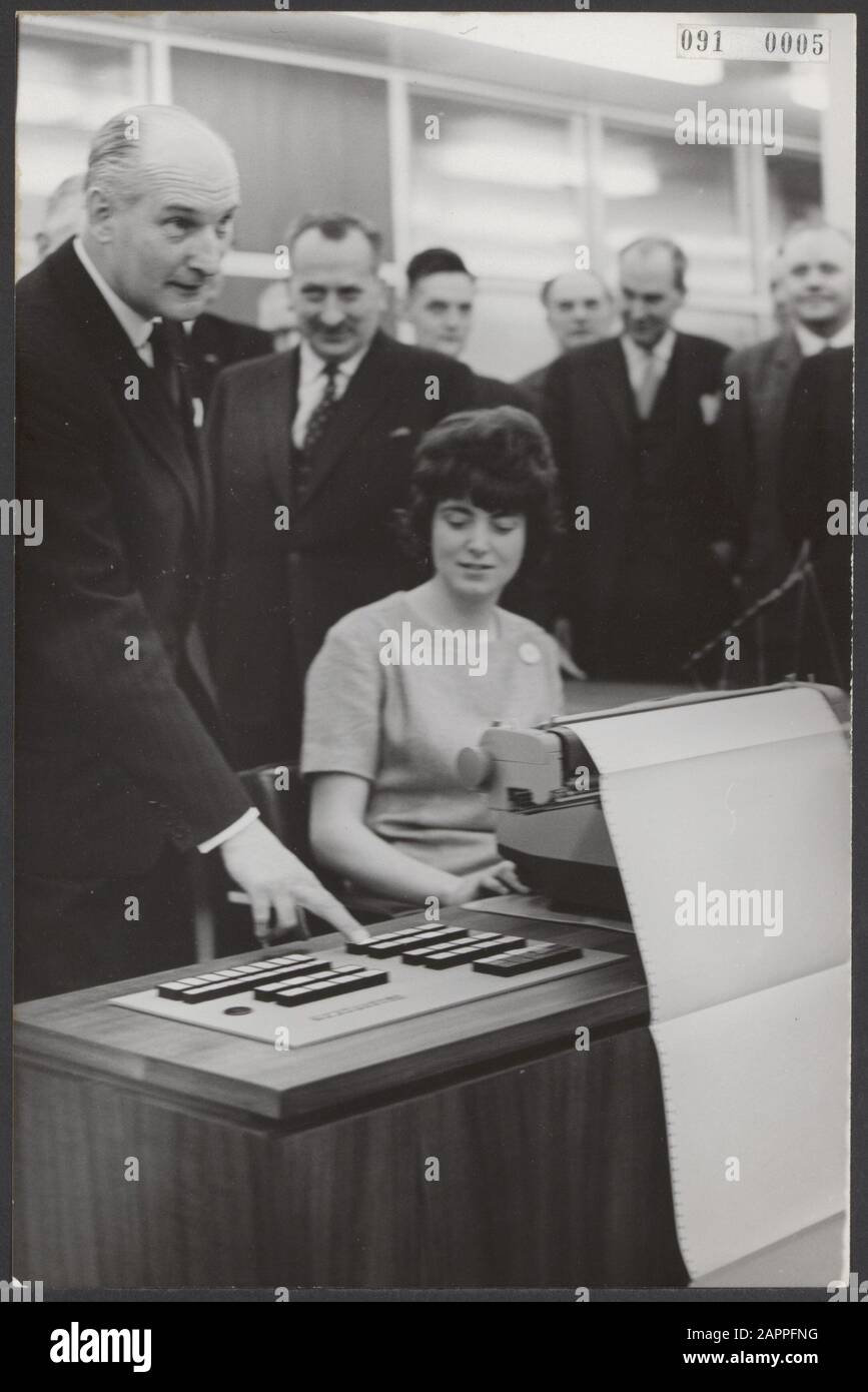 Messa in funzione di una calcolatrice presso il dipartimento matematico del college tecnico di delft Data: 16 gennaio 1964 Località: Delft, Zuid-Holland Parole Chiave: Macchine, ministri, scuole Nome personale: Bot, Theo Foto Stock