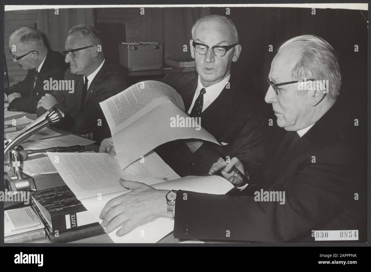 Riconoscimento reciproco ministero battesimale tra riformisti e cattolici Data: 23 gennaio 1968 luogo: Gelderland, Lunteren Parole Chiave: Battesimo, firme, Cattolicesimo, Protestantesimo Nome personale: Pescatore, P. Foto Stock