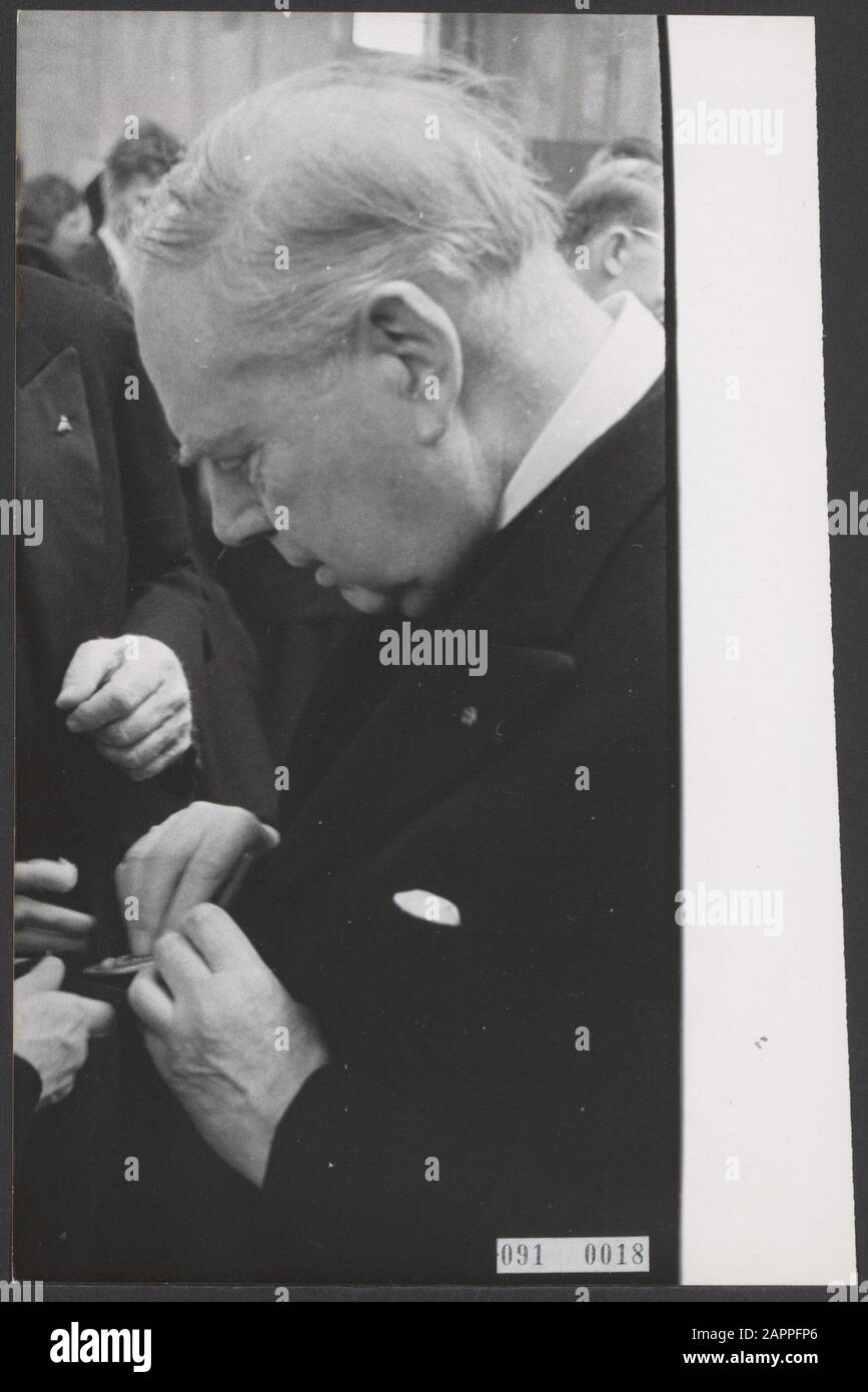 Sesta medaglia d'argento all'Università di Leiden per banker K.P. van der Mandele Datum: 8 febbraio 1961 Località: Leiden, Zuid-Holland Parole Chiave: Banchieri, ritratti, università Nome personale: Mandele, K.P. van der Foto Stock