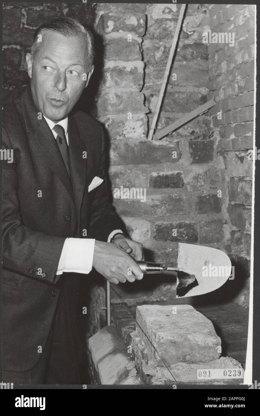 Jhr. Signor A. Feith, sindaco di Voorburg, mascherò una pietra nell'Oude Kerk a Voorburg. Fu il segnale da trovare nel restauro della chiesa del villaggio riformato, che risale al 15th secolo. Data: 3 novembre 1965 luogo: Voorburg, Zuid-Holland Parole Chiave: Sindaci, chiese, cerimonie, restauri Nome personale: Feith A. Foto Stock