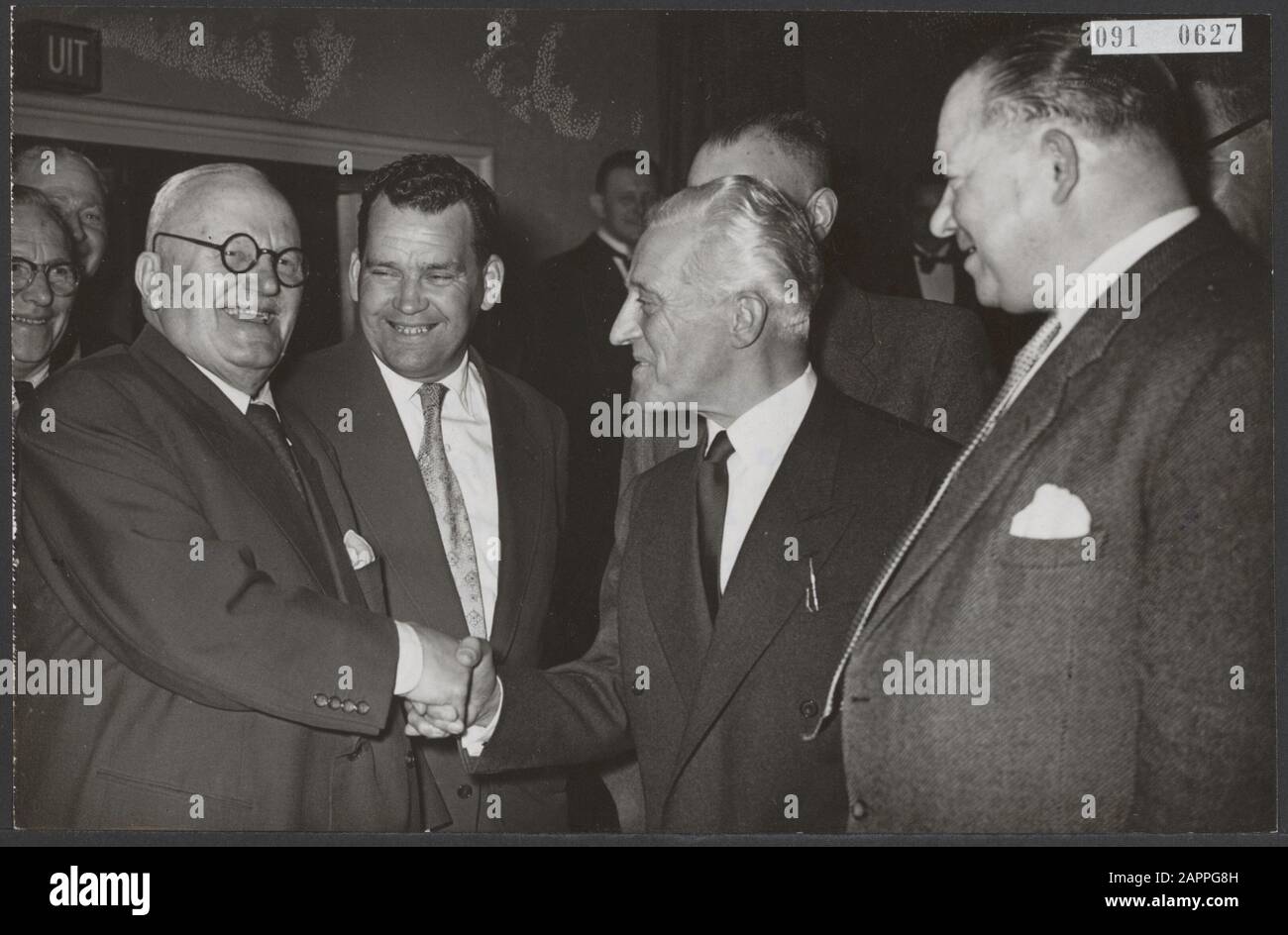 Olandese più vecchio radio sport reporter George Hogenkamp celebra il suo 80th compleanno. Reception presso il padiglione Minerva di Amsterdam. Vlnr. George Hoogenkamp, Kees Pellenaars, Cor Blekemolen (Presidente Del Comitato D'Udienza) E Jan Pijnenburg Data: 28 Marzo 1955 Luogo: Amsterdam, Noord-Holland Parole Chiave: Giornalisti, Stampa, Ricevimenti, Sport, Compleanni Nome Personale: Blekemolen, Cor, Hogenkamp, George, Pellenaers, Kees, Pijpenburg, Jan Foto Stock