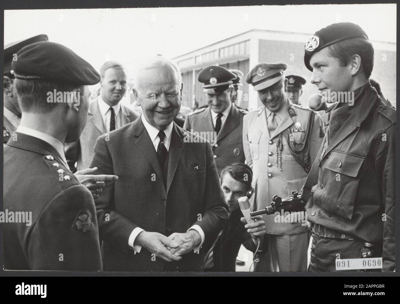 il presidente tedesco visita i soldati olandesi Data: 21 luglio 1967 luogo: Germania, Seedorf Parole Chiave: Visite, militari, presidenti Nome personale: Lubke, H., Verre, F, v. : Koch, Eric/Anefo Foto Stock
