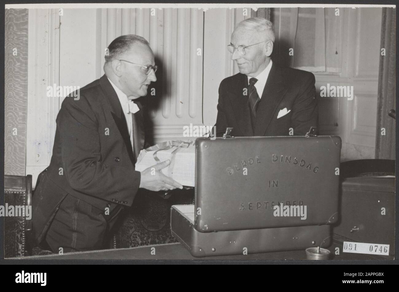 Milliennota Data: 21 settembre 1954 luogo: L'Aia, Zuid-Holland Parole Chiave: Ministeri, ministri, princsjesdag, politica del governo Nome personale: Kieft, J.v.d. Foto Stock