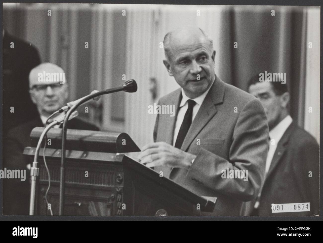 G.M. Nederhorst, presidente della PvdA durante il dibattito alla Camera dei rappresentanti sulla relazione BVD Data: 26 ottobre 1965 luogo: L'Aia, Zuid-Holland Parole Chiave: Membri del parlamento olandese discorsi, Seconda Camera Nome personale: Nederhorst, G.M. Nome dell'istituto: PvdA Foto Stock