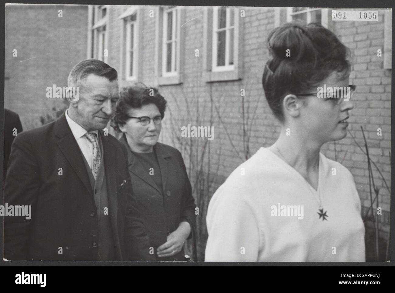 Il meccanico aereo Theo van Eijck a Schiphol è stato arrestato dal Royal Marechausse dopo il ritorno dalla Libia. Fu portato al marekausseekazerne di Badhoevedorp. In primo piano sua moglie, dietro i suoi genitori, all'arrivo nella caserma Annotazione: Theo van Eijck. Ha lavorato per il Marine Aviation Service (MLD, parte della Royal Navy) nel 1964 ed è stato di stanza a Malta. Van Eijck era un ingegnere di volo con l'ambizione di diventare pilota, ma non ha superato l'ispezione. Per pura frustrazione e forse per dimostrare che poteva volare, ha fatto un passo su un Grumman a due motori S- Foto Stock