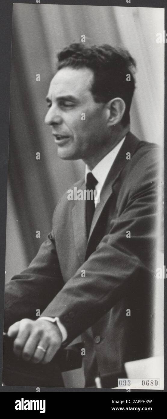 Questo pomeriggio la Camera dei rappresentanti si è occupata del progetto di legge sulla malattia delle assicurazioni generali. Sig. Van Lier (PvdA) alla parola Data: 24 ottobre 1967 luogo: L'Aia, Zuid-Holland Parole Chiave: MPS, ritratti Nome personale: Lier Th J A M by Foto Stock