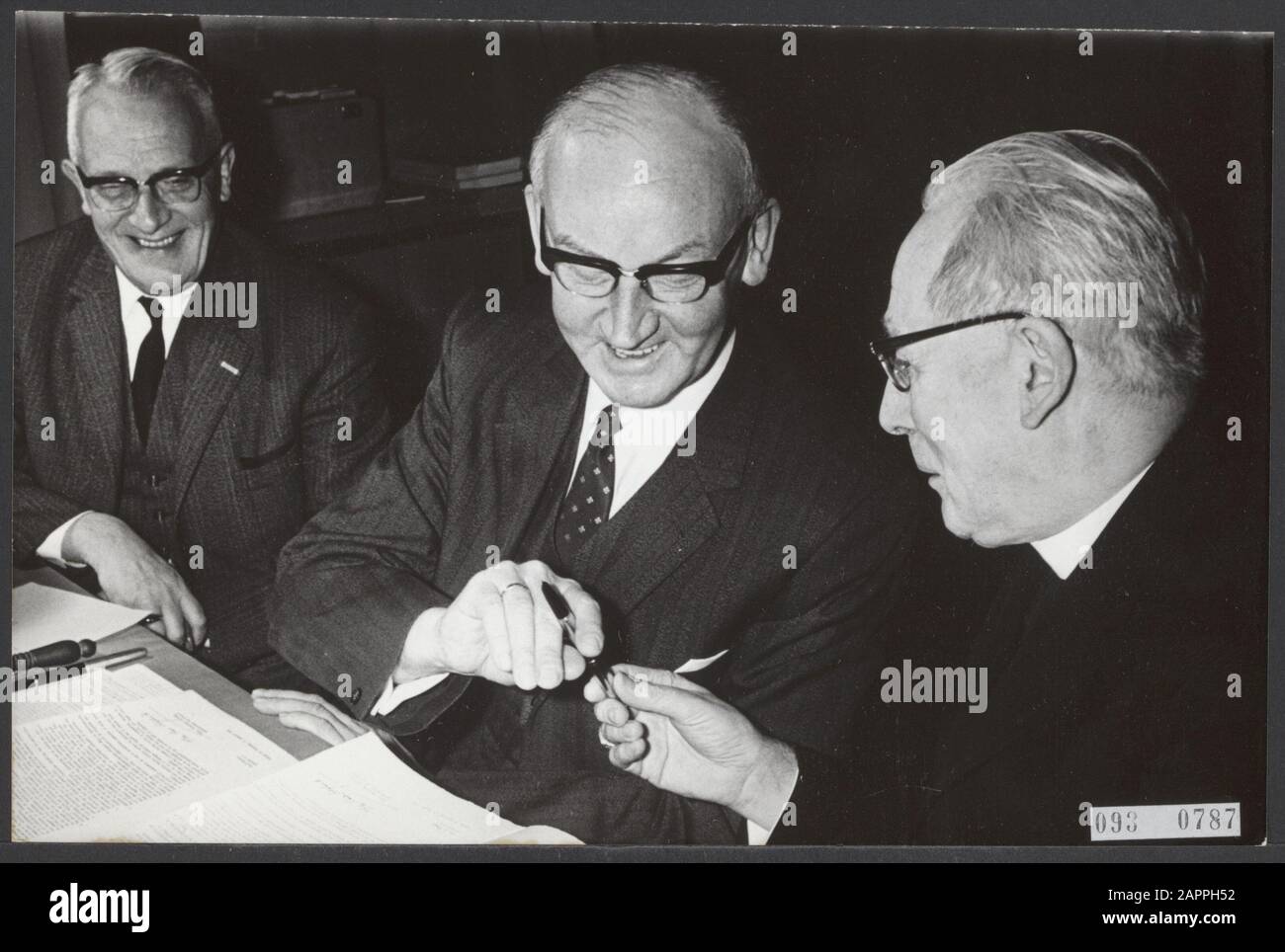 Camere Chiesa Cattolica e Chiesa Riformata si riconoscono il battesimo degli altri. Data: 23 gennaio 1968 luogo: Gelderland, Lunteren Parole Chiave: Documenti, clergymen, cattolicesimo, chiese, protestantesimo Nome personale: Alfrink B., Visser, P. Foto Stock