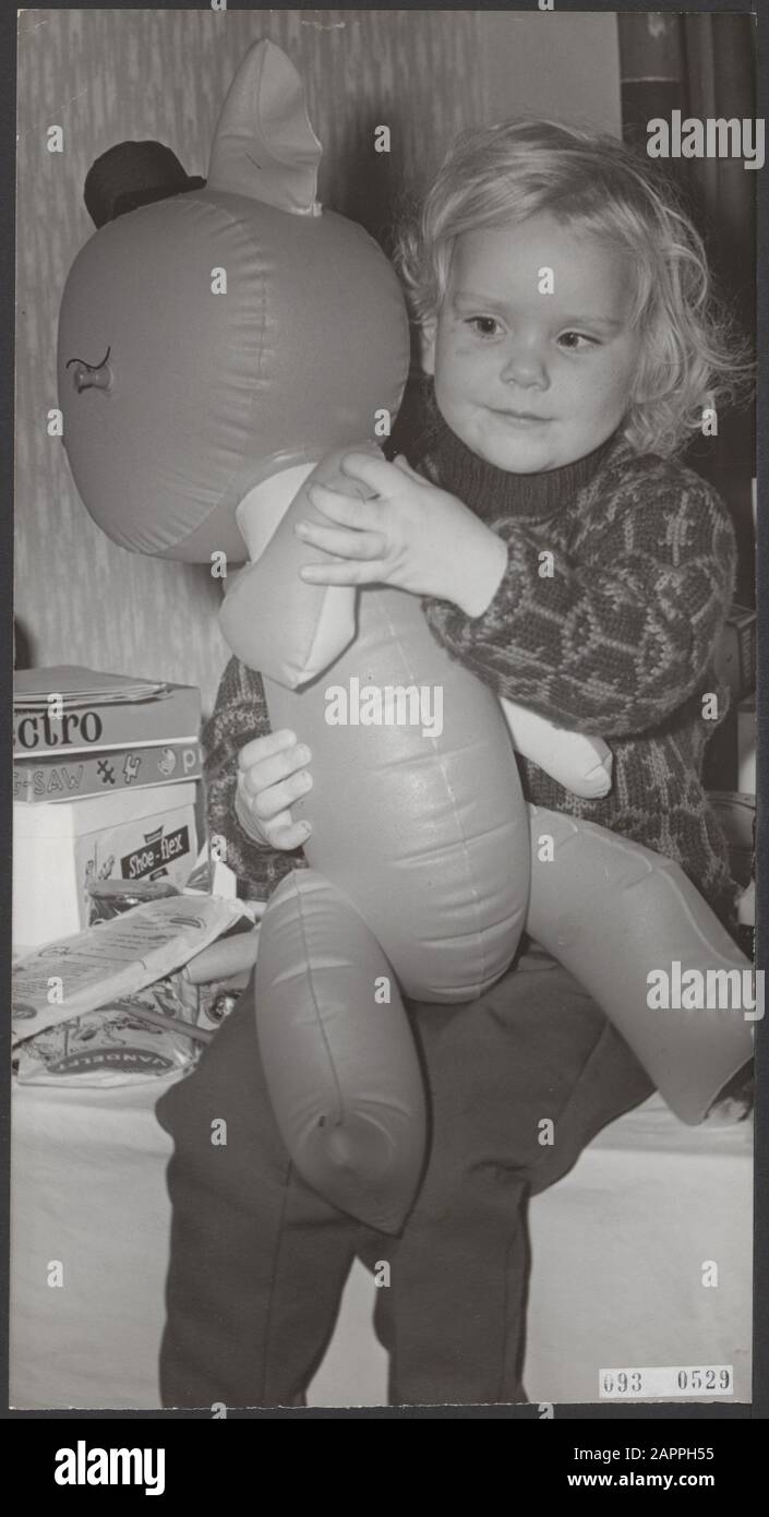 Sabato il triennio Anita van Delft, proveniente dall'ospedale Tilburg, dove è stata nutrita per cinque settimane, è tornato a casa. Era morsa da tre cani 67 volte. Quando viene a casa un grande orso di Sinterklaas Data: 6 Febbraio 1964 luogo: Noord-Brabant, Tilburg Parole Chiave: Preschoolers, vittime Nome personale: Delft, Anita van Foto Stock