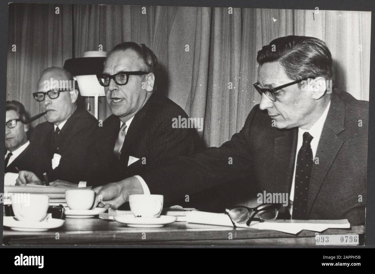 Conferenza stampa del ministro del CRM, M. Vrolijk sulla legge di trasmissione che ha presentato. Verhoeve (Direttore Generale per lo sviluppo E il tempo libero Popolari, Ministro Vrolijk, e P. Bajette, plv. Responsabile radio, T.V. e stampa Date: 4 maggio 1966 Località: L'Aia, Zuid-Holland Parole Chiave: Emittenti, ministri, conferenze stampa, leggi Nome personale: Bajette, H.P., Verhoeve, J., Vrolijk, M. Foto Stock