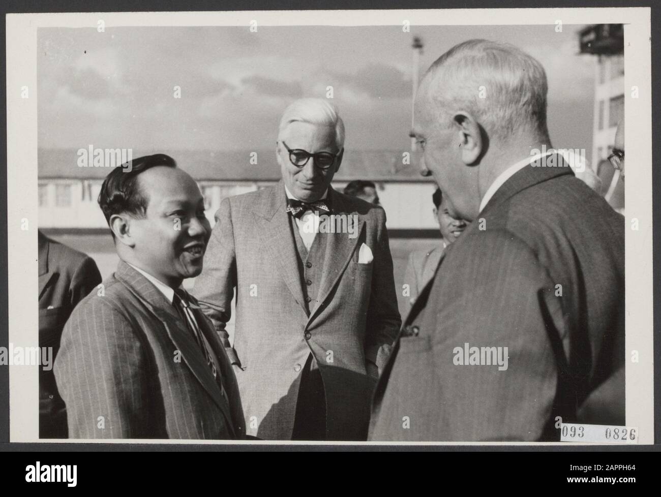 Nuovo ambasciatore (Alto Commissario) dell'Indonesia Supomo, N.S. Blom e A. Plesman Data: 16 agosto 1951 luogo: Noord-Holland, Schiphol Parole Chiave: Arrivi, ambasciatori, saluti Nome personale: Blom, N.S., Plesman, Albert, Supomo, Consigli Foto Stock