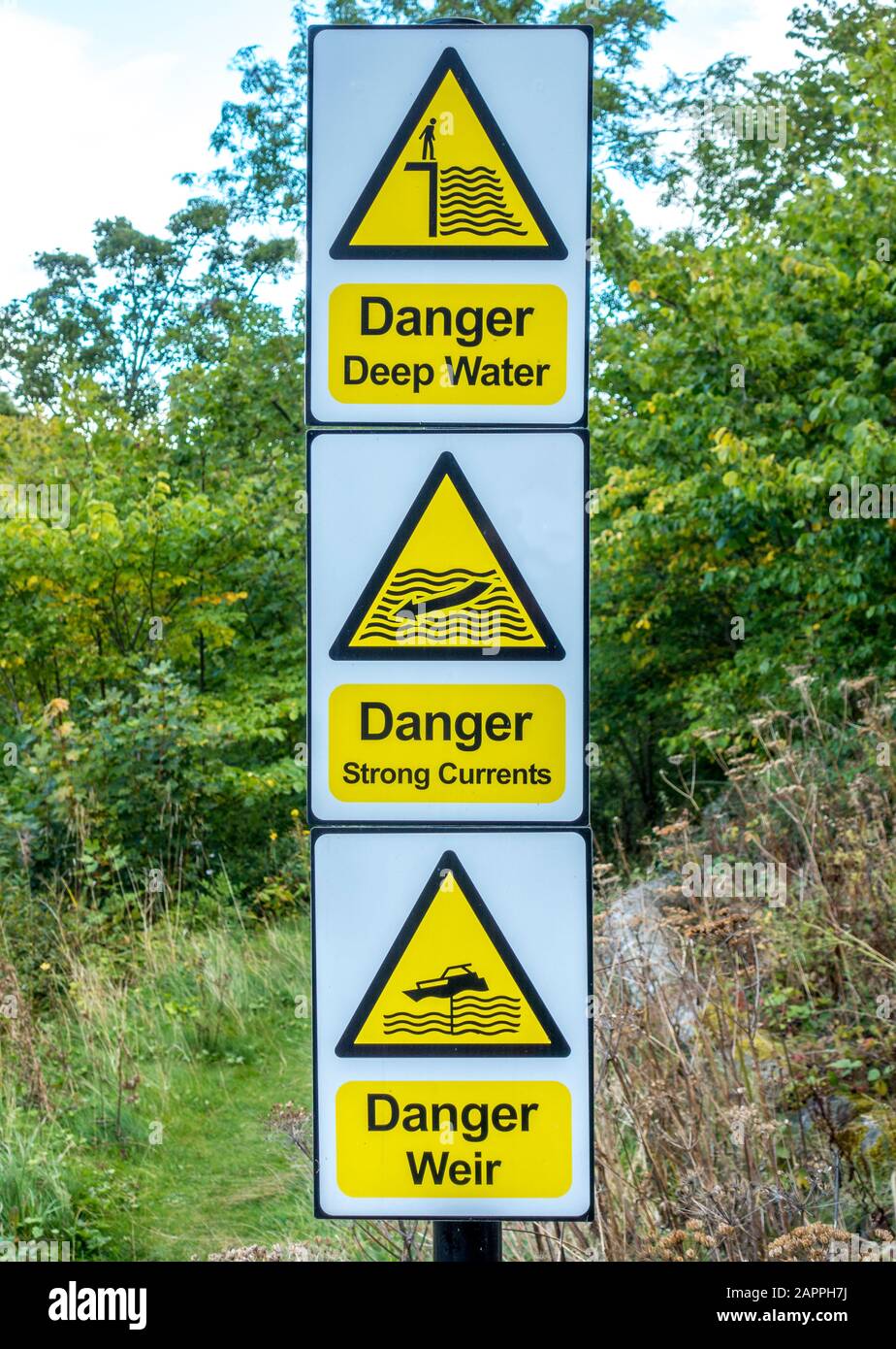 Signpost che richiama l'attenzione sui pericoli di acque profonde, forti correnti e uno stramazzo. Inghilterra, Regno Unito. Foto Stock