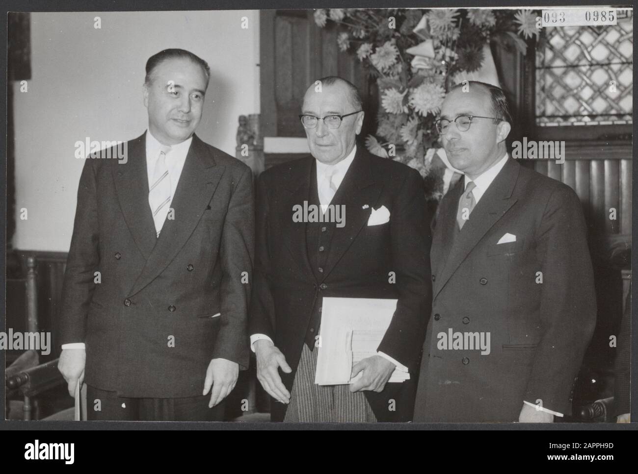 Premio di Stato per la letteratura Data: 27 ottobre 1956 Località: L'Aia, Zuid-Holland Parole Chiave: Autori, ministri, premi Nome personale: CAL, Jo, Collard R., Teirlinck H. Foto Stock
