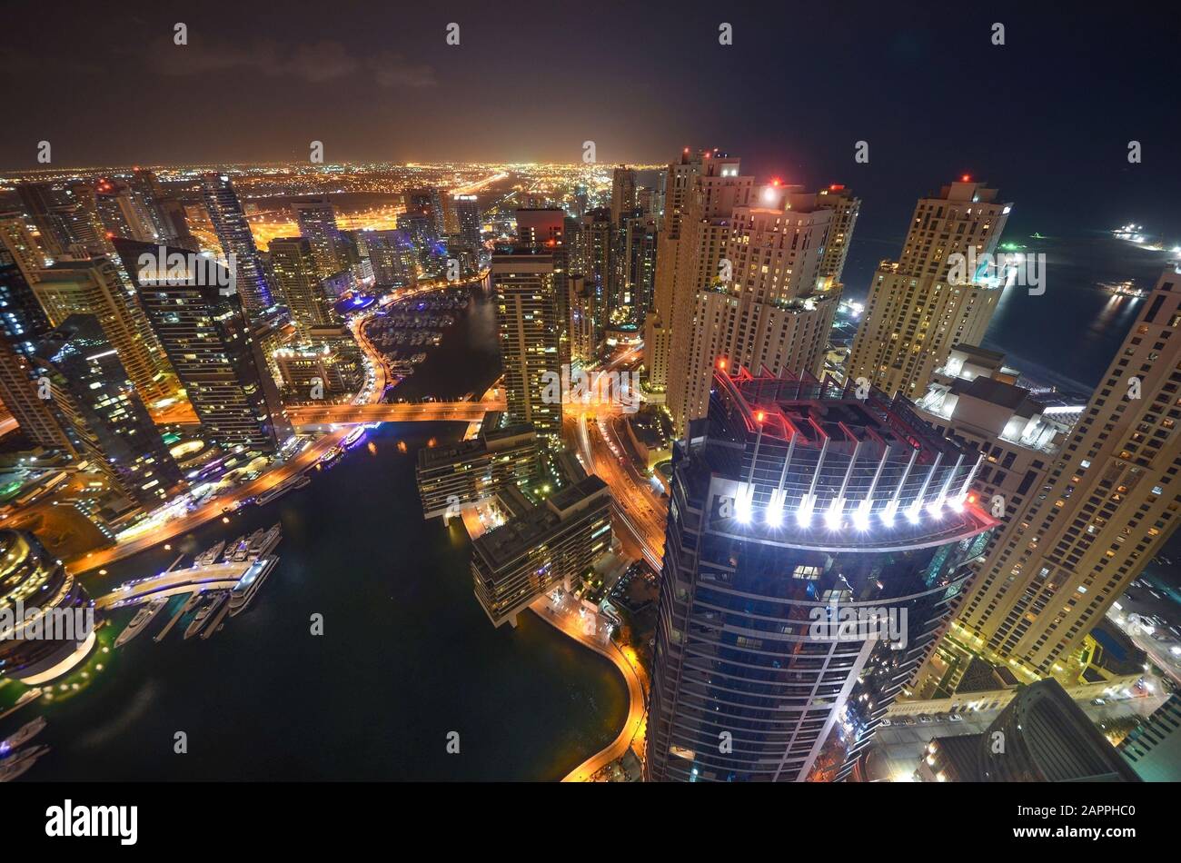 Vista notturna della Marina di Dubai. Nella città di canale artificiale lunghezza di 3 chilometri. Vista aerea Dubai, OAE. Foto Stock