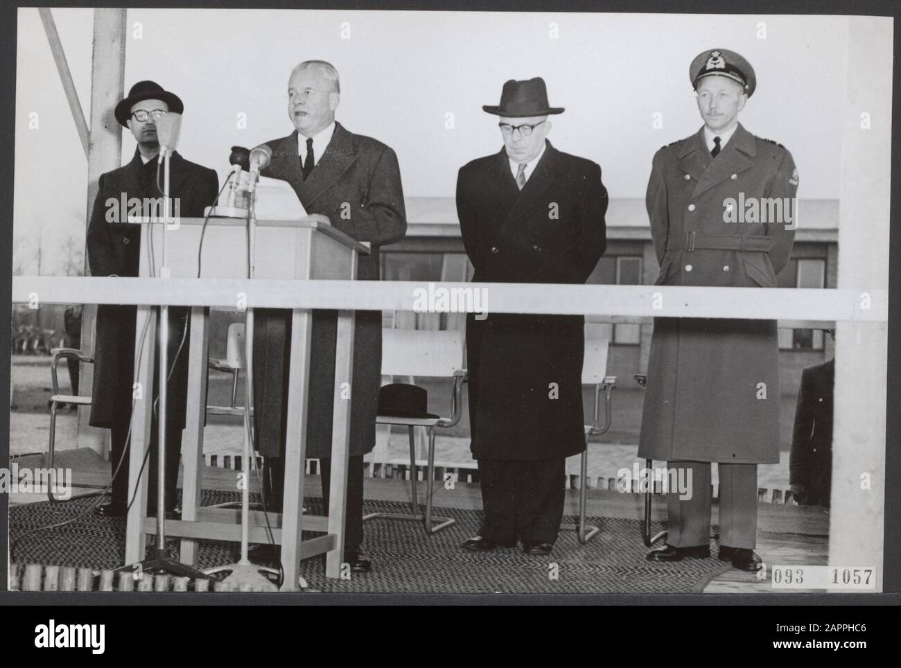 Quattro bombardieri Thunderstreaks sono stati consegnati al governo olandese alla Volkel Air base. Vlnr Sottosegretario di Stato alla guerra F.J. Kranenburg, ambasciatore americano Freeman Matthews, Ministro Della Guerra C. Staff e plv. Chief Air Force General Schaper Data: 9 dicembre 1955 Località: Noord-Brabant, Volkel Parole Chiave: Diplomatici, Aeronautica, Ministri, discorsi, ecc. Segretari di Stato, aereo Nome personale: Freeman Matthews H., Kranenburg, F.J., Schaper, Staf, Kees Foto Stock
