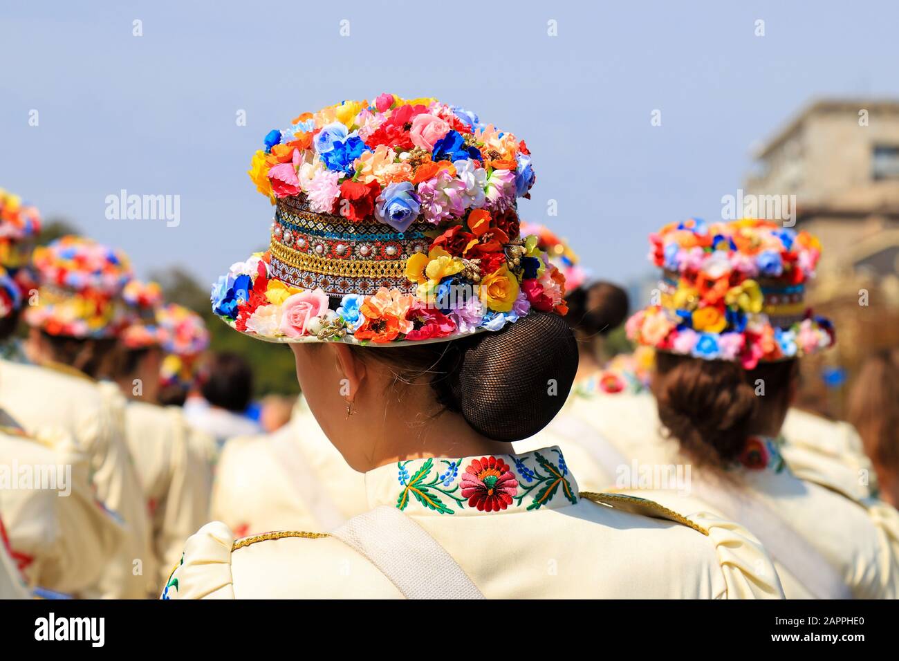 Ragazze in trendy cappelli romantici con fiori colorati stand al festival  della città, carnevale. Costumi in stile nazionale ucraino. Dnipro città,  Ucraina Foto stock - Alamy