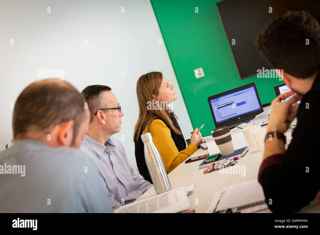 Team di lavoratori in ufficio che tengono una riunione Foto Stock