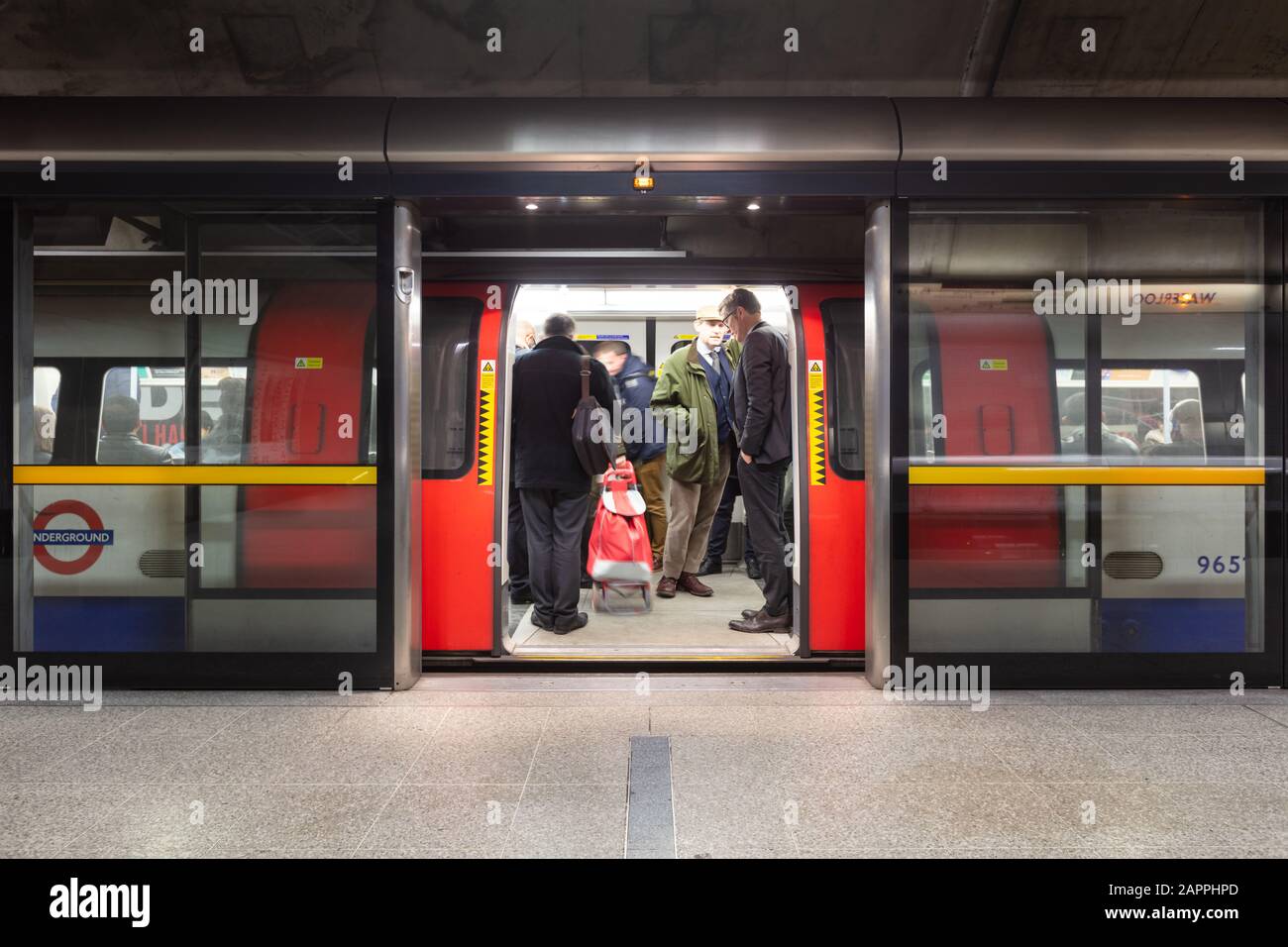 Platform Edge Doors sulla Jubilee Line alla stazione della metropolitana di Waterloo. Foto Stock