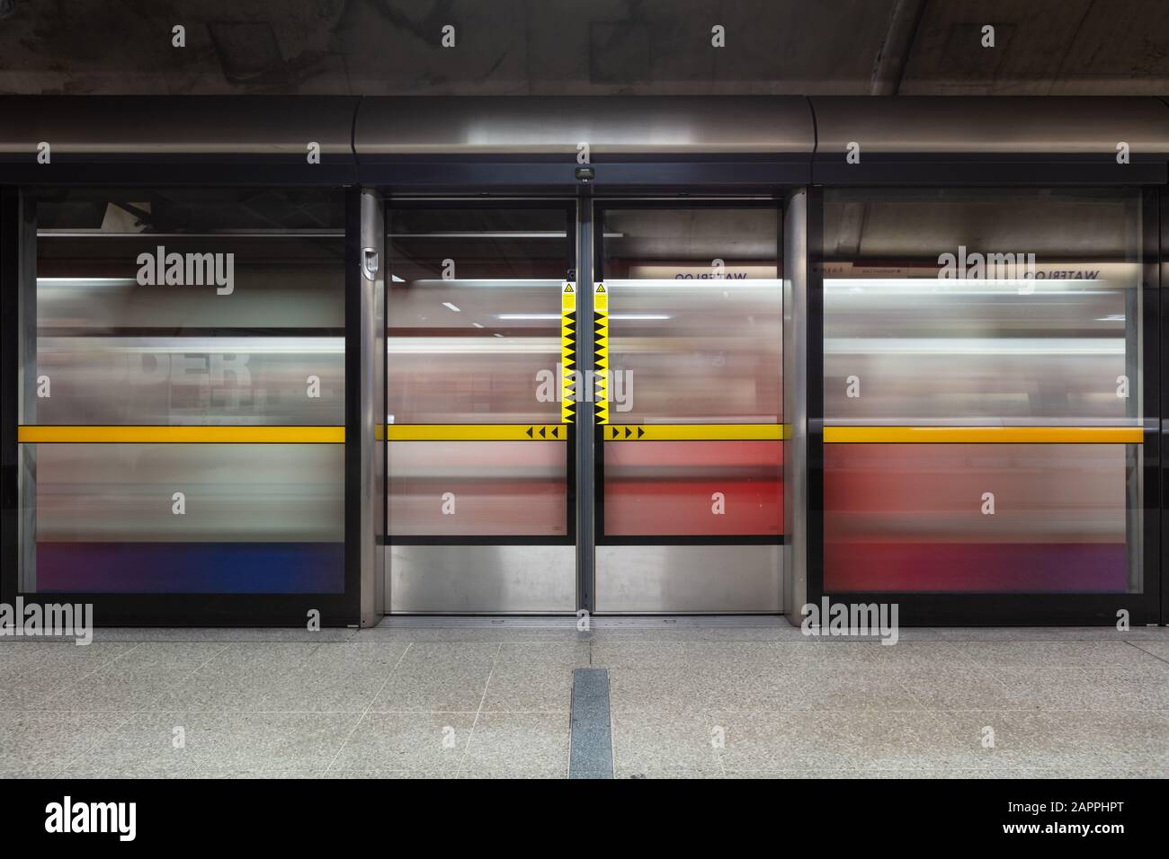 Platform Edge Doors sulla Jubilee Line alla stazione della metropolitana di Waterloo. Foto Stock