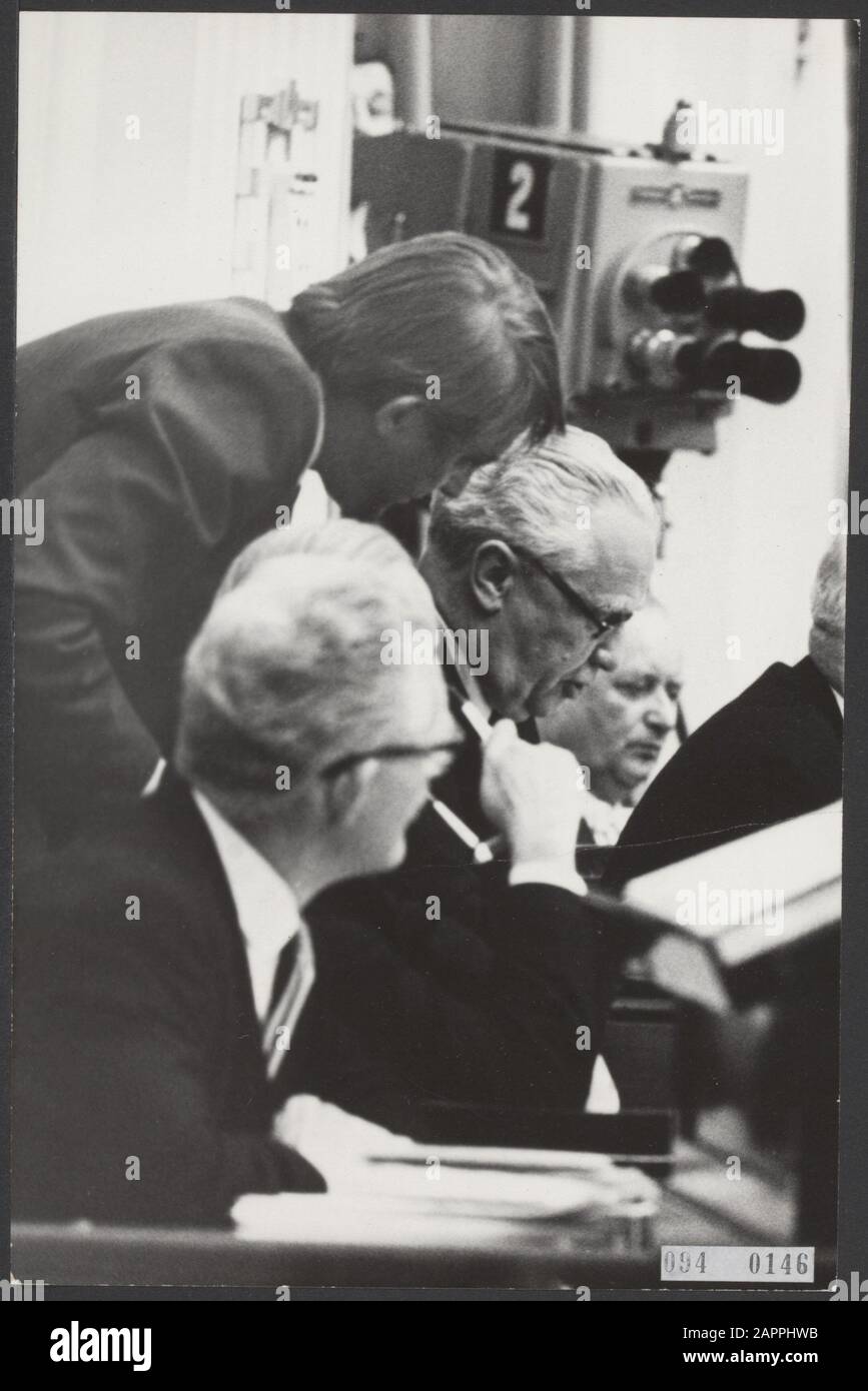 Seconda camera, presidenti, politica governativa, partiti politici, D 66 Data: 20 aprile 1967 Località: L'Aia, Zuid-Holland Parole Chiave: Partiti politici, politica governativa, seconda sala, presidenti Nome personale: D 66, Mierlo, Hans van, Thiel, F.J.F.M. di Foto Stock