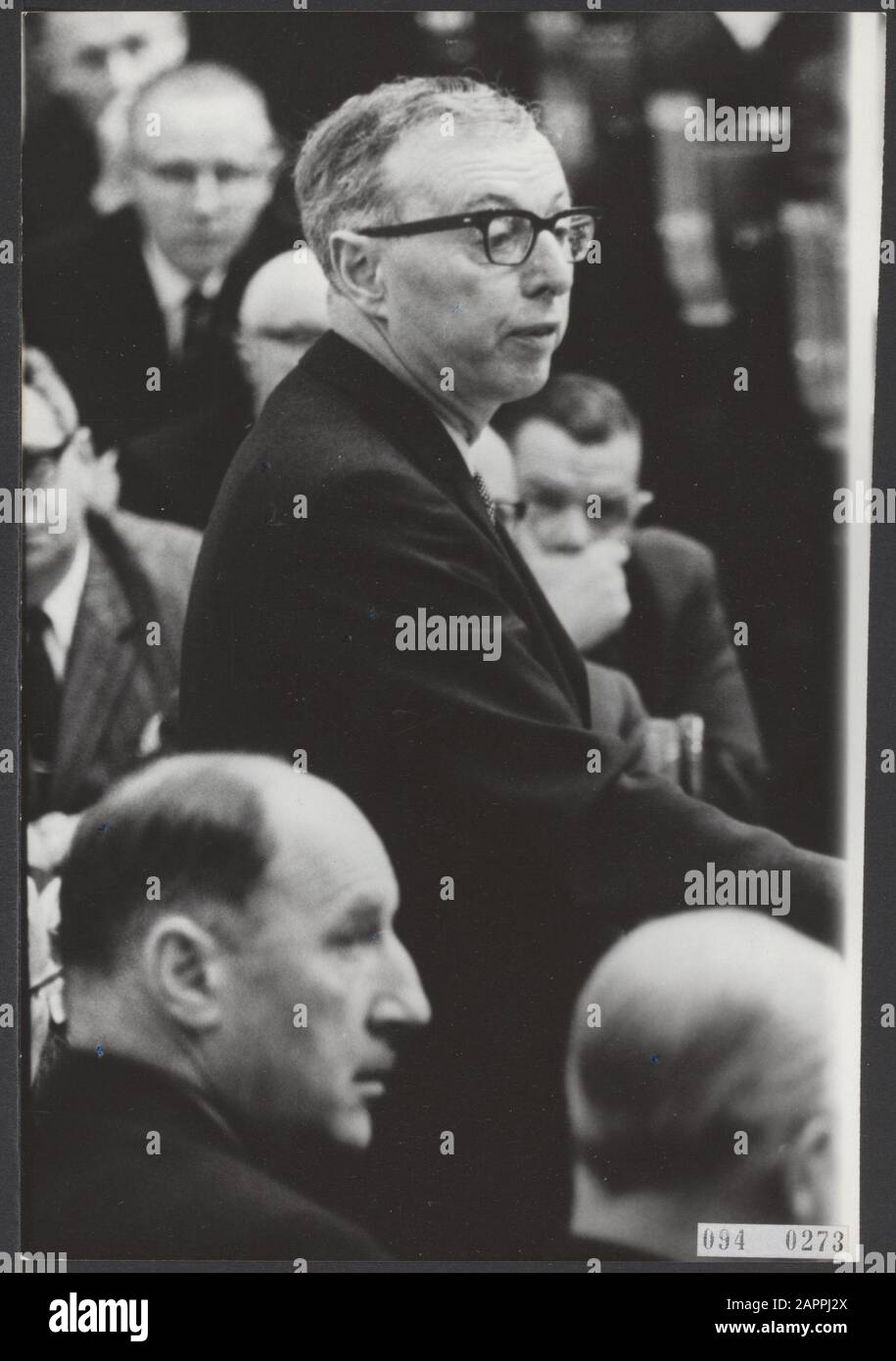 Seconda camera, politica del governo, discorsi, presidenti di ministro, ministri, Lun, J.A.M.H. Data: 29 novembre 1966 Località: L'Aia, Zuid-Holland Parole Chiave: Ministro-presiedentens, ministri, discorsi, politica di governo, Seconda Camera Nome personale: Bot, Theo, Luns, J.A.M.H., Luns, Joseph, Zijlstra, Jelle Foto Stock