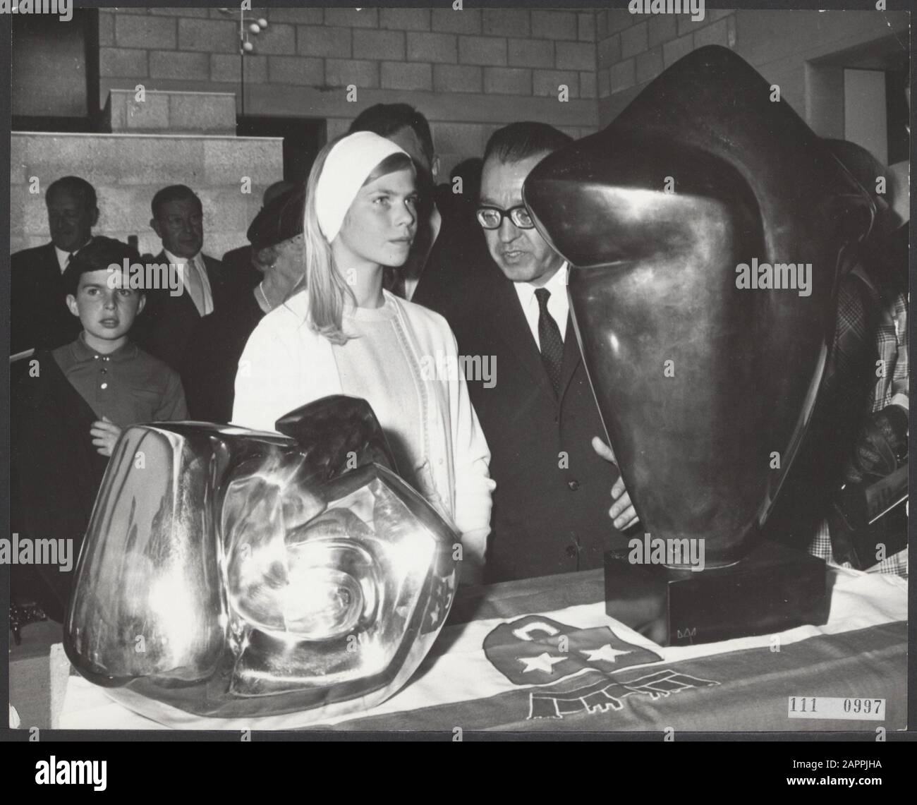 La Principessa Marie Astrid di Lussemburgo apre la mostra Benelux. Con le due plastiche vincenti. Forma A Cornice sinistra di J.P. Ghijels, a destra l'Externel Feminin di L. Wercelier Data: 6 1968 Foto Stock