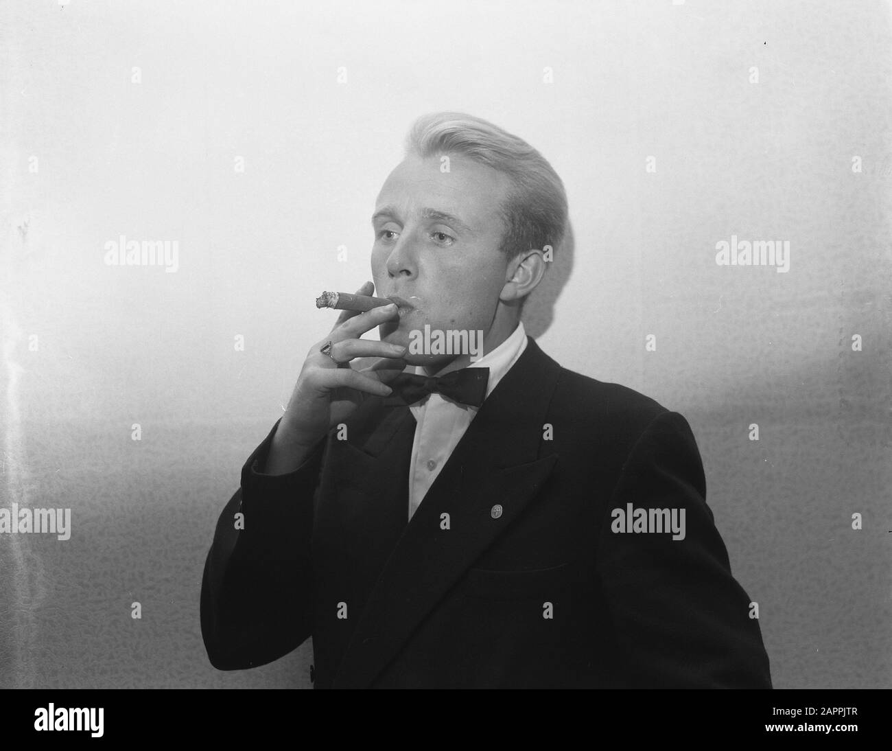 Sigarmmokende uomo Data: 16 Settembre 1954 Parole Chiave: Uomini, sigari Foto Stock