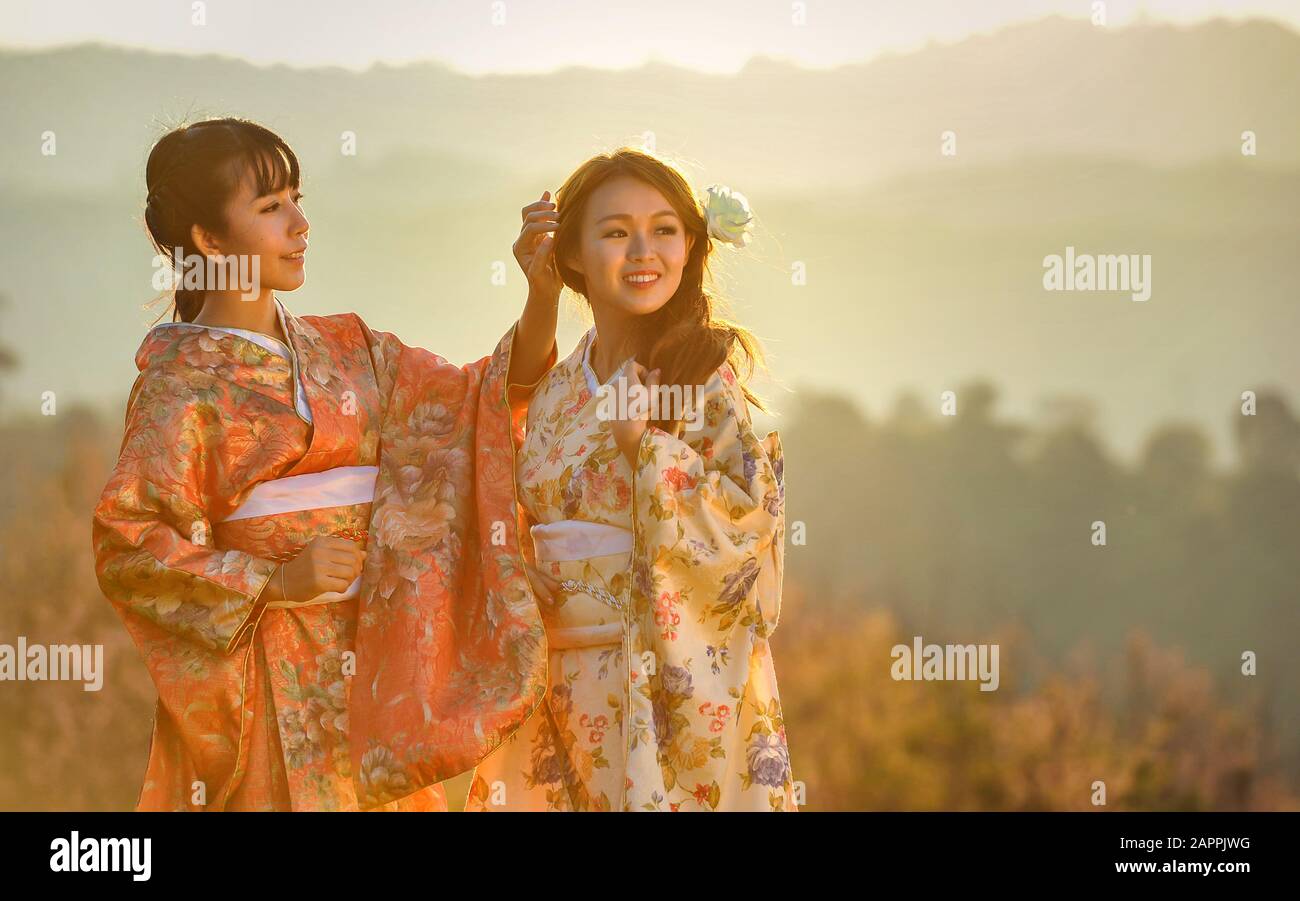 Attraente donna asiatica che indossa tradizionale kimono giapponese Foto Stock