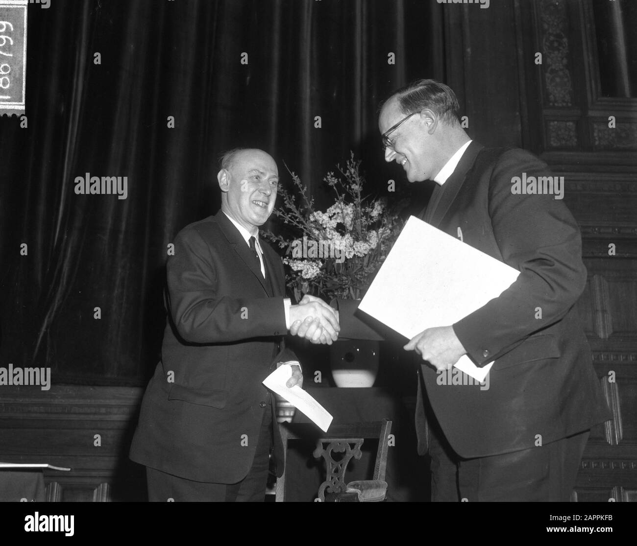 Cerimonia di premiazione Premio Albert Schweitzer, a sinistra prof. Dr. A.M.A. de Waelhens Data: 15 gennaio 1966 Parole Chiave: Cerimonie di premiazione Nome personale: Waelhens, Alphonse de Foto Stock