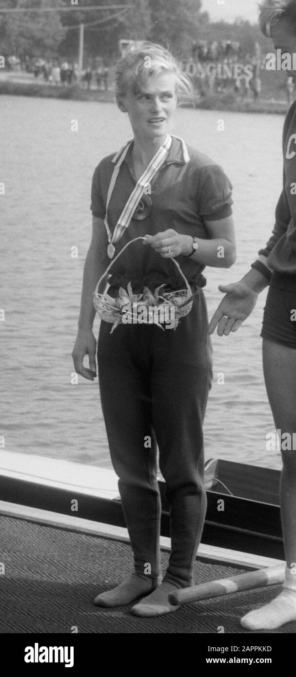 Campionati europei di aratura femminile 1966 al Bosbaan di Amsterdam. Celebrazione dei quattro russi con la moglie dello sterzo; Foto Stock