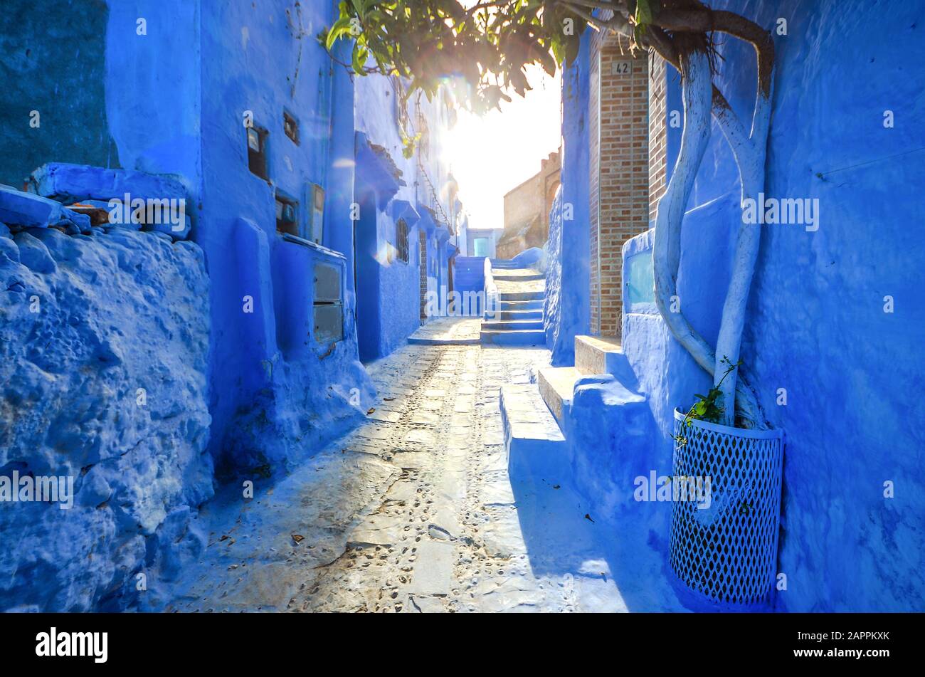 Tramonto con travi a stella nella famosa città blu di Chefchaouen, Marocco. Foto Stock