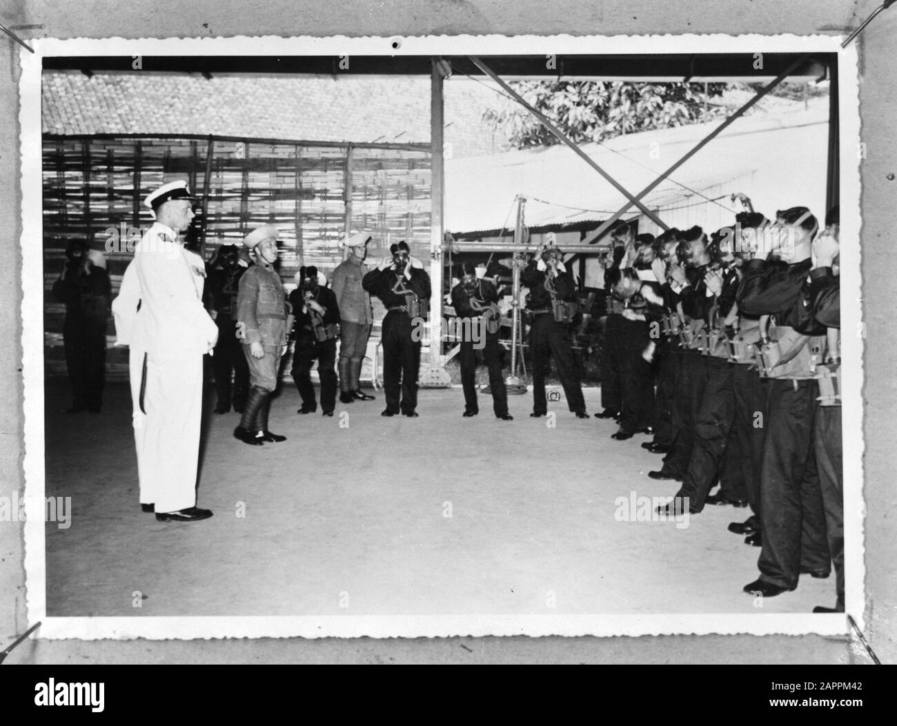 Attacco di gas di addestramento. [Left the Commander Marine in Surabaya (from 1937-1939) Captain at Sea A.C. van der Sande Lacoste] Data: {1937-1939} Località: Indonesia, Indonesia, Indie Orientali Olandesi, Surabaya Parole Chiave: Cadetti, marina, ufficiali, formazione Nome personale: Sande Lacoste, A.C. van der Foto Stock