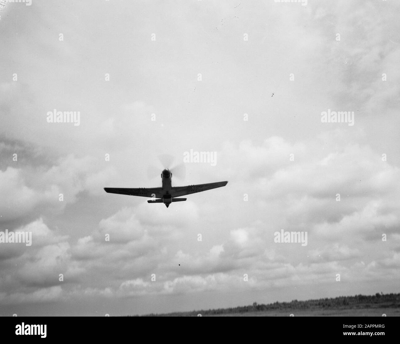 [Aereo da combattimento vola sopra l'aeroporto] Data: 1947/01/01 luogo: Indonesia, Indie Orientali Olandesi Foto Stock