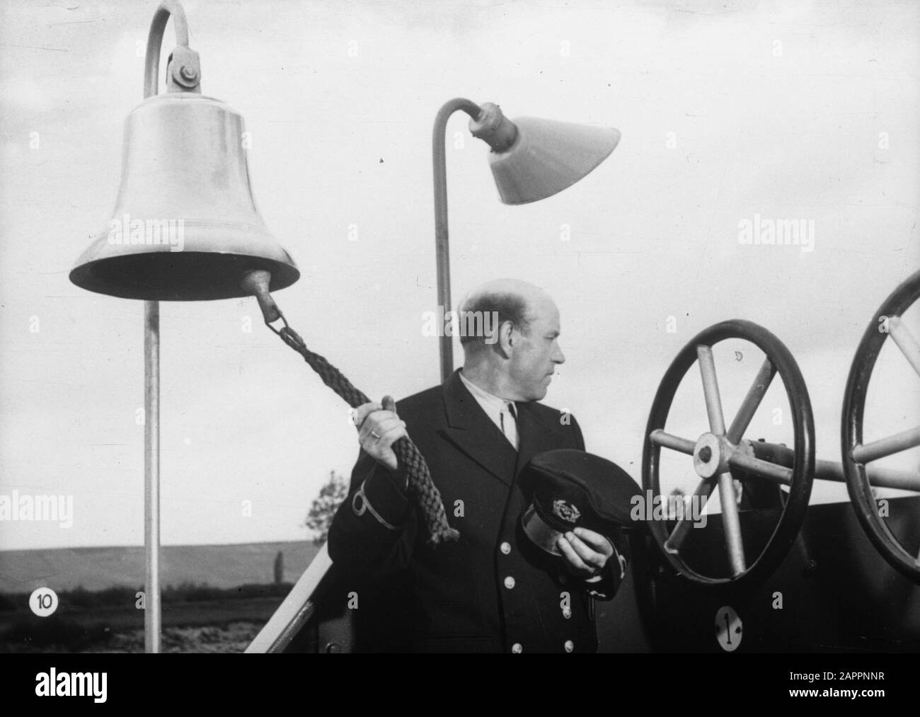 Gloria olandese sulla navigazione Reno, rapporto sulla vita e lavoro a bordo di una nave Reno. Lo skipper Anton Rieb del Damco 9 dà la suoneria a nome di Dio, presumibilmente in Germania Ovest Data: 1 Aprile 1955 Località: Germania, Germania Ovest Parole Chiave: Comunicazione, fiumi, skipper, rimorchiatori Nome personale: Rieb, Anton Foto Stock