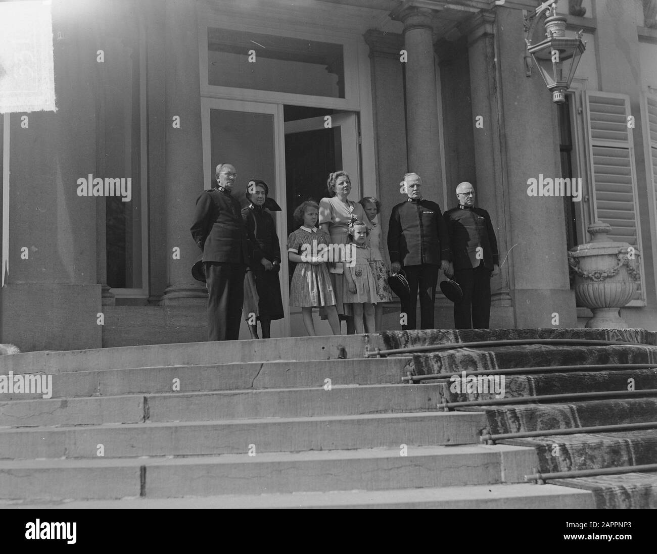 Corpo musicale del London Salvation Army, International Staff Band of the Salvation Army, dà alla regina Juliana un concerto a Soestdijk Data: 14 aprile 1949 luogo: Soestdijk Parole Chiave: Concerti, casa reale, musica Nome personale: Beatrix (queen Netherlands), Irene (princess Netherlands), Juliana (queen Netherlands), Margriet (princess Netherlands) Foto Stock