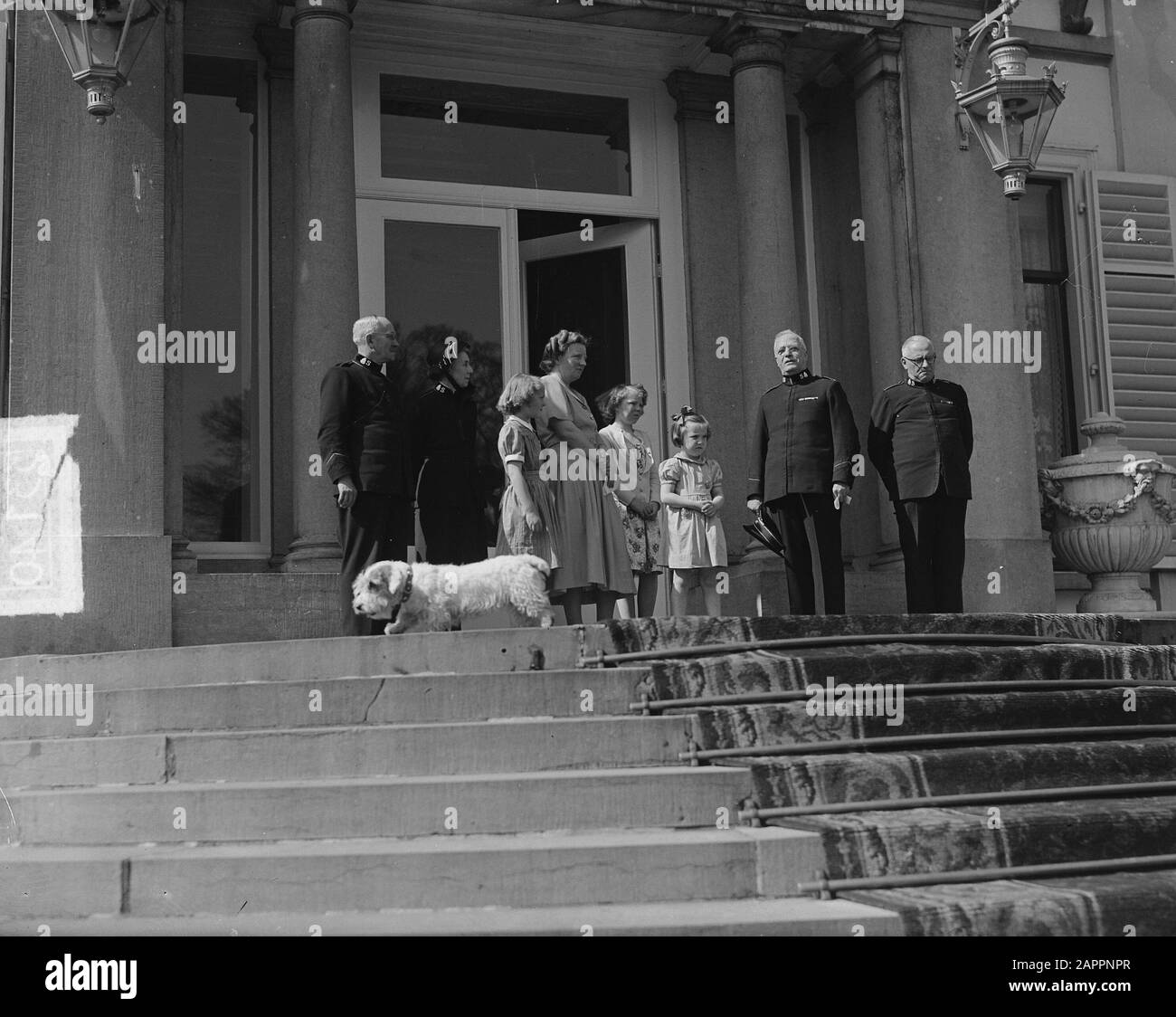 Corpo musicale del London Salvation Army, International Staff Band of the Salvation Army, dà alla regina Juliana un concerto a Soestdijk Data: 14 aprile 1949 luogo: Soestdijk Parole Chiave: Concerti, casa reale, musica Nome personale: Beatrix (queen Netherlands), Irene (princess Netherlands), Juliana (queen Netherlands), Margriet (princess Netherlands) Foto Stock