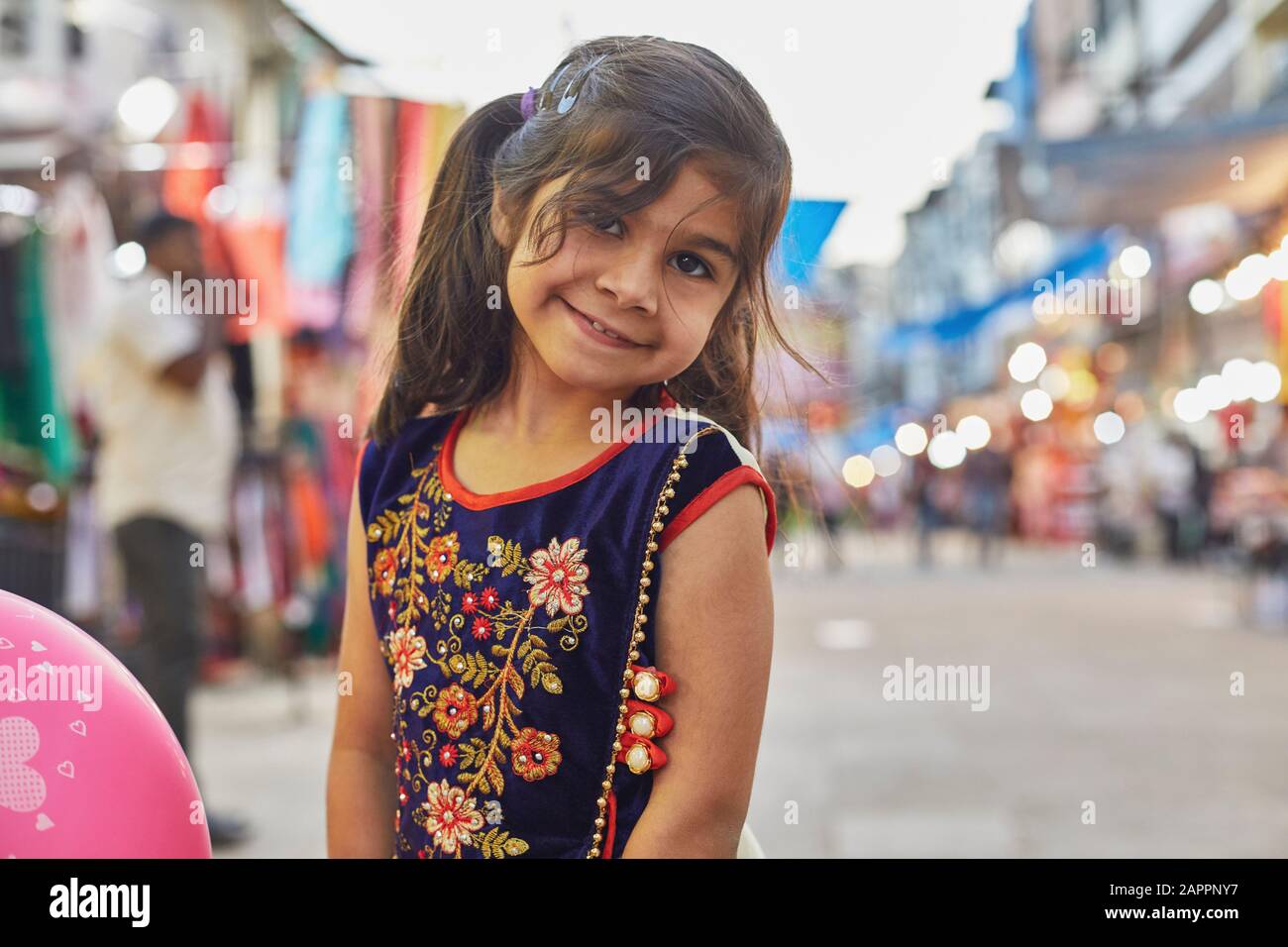 Bambina godendo passeggiata al bazaar Foto Stock