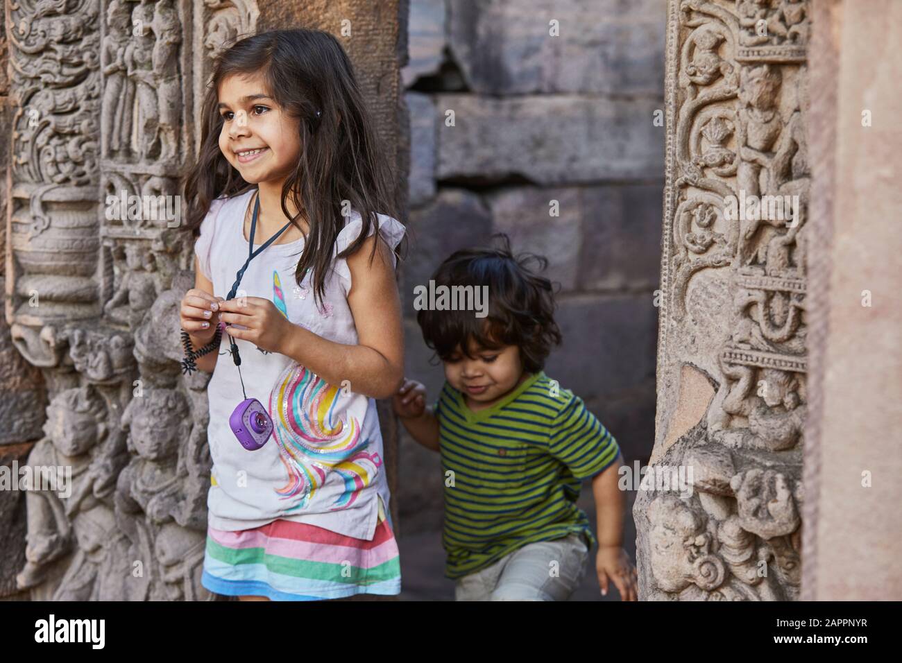 Fratelli che esplorano il tempio, Bhopal, Madhya Pradesh, India Foto Stock